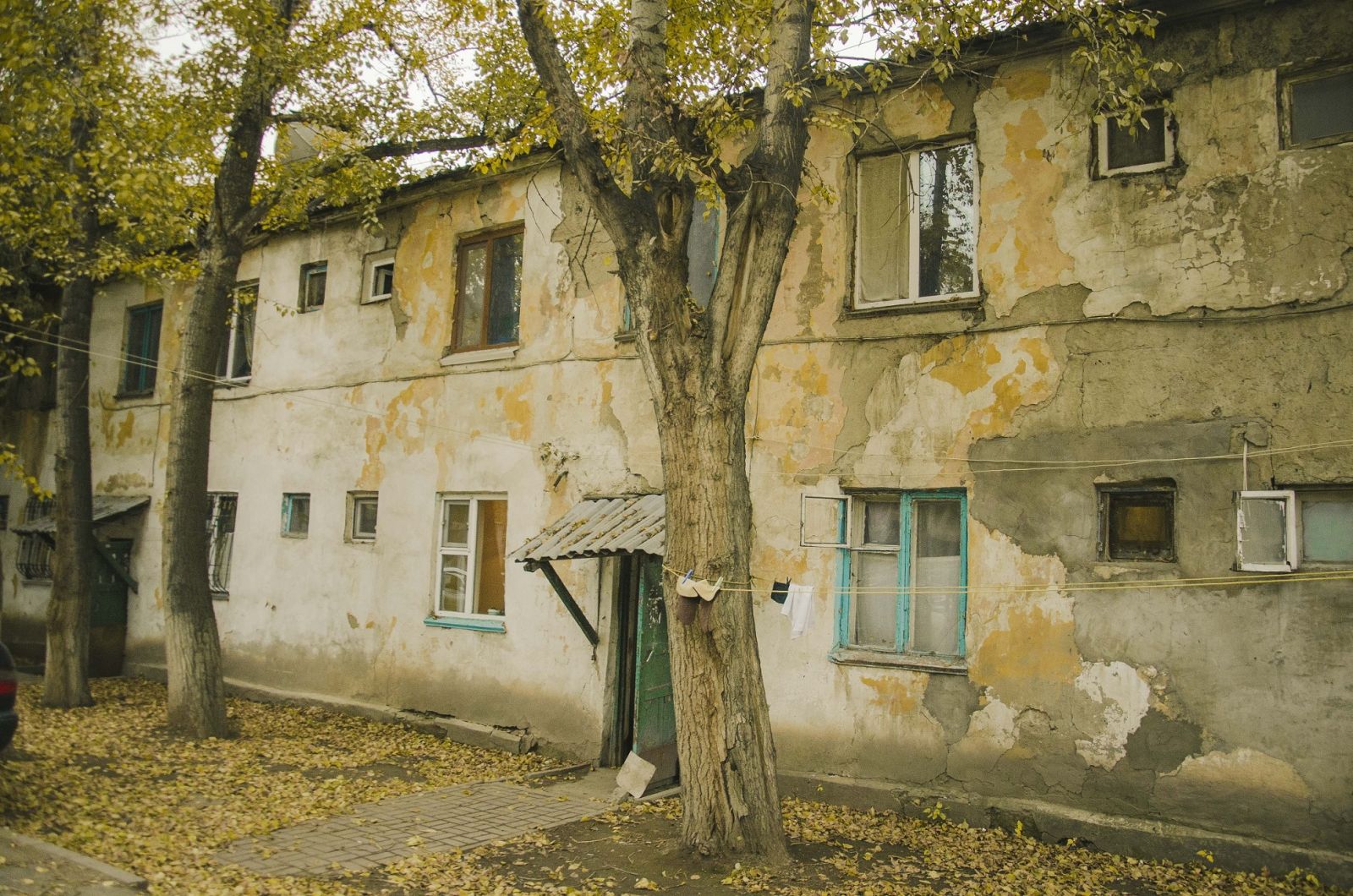 Дом рк. Старые ветхие дома. Ветхое жилье Алматы. Старый дом в Казахстане. Казахстан дома старые.