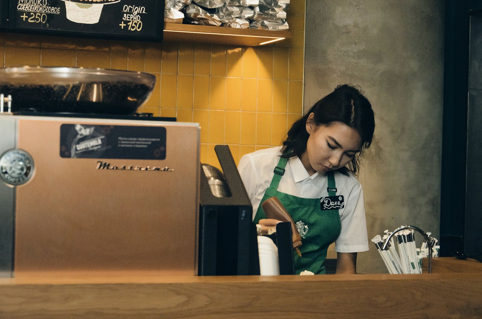 Треть третьего дома. Старбакс атмосфера третьего дома. Starbucks ambience. Девушка в фартуке с Starbucks Мем.