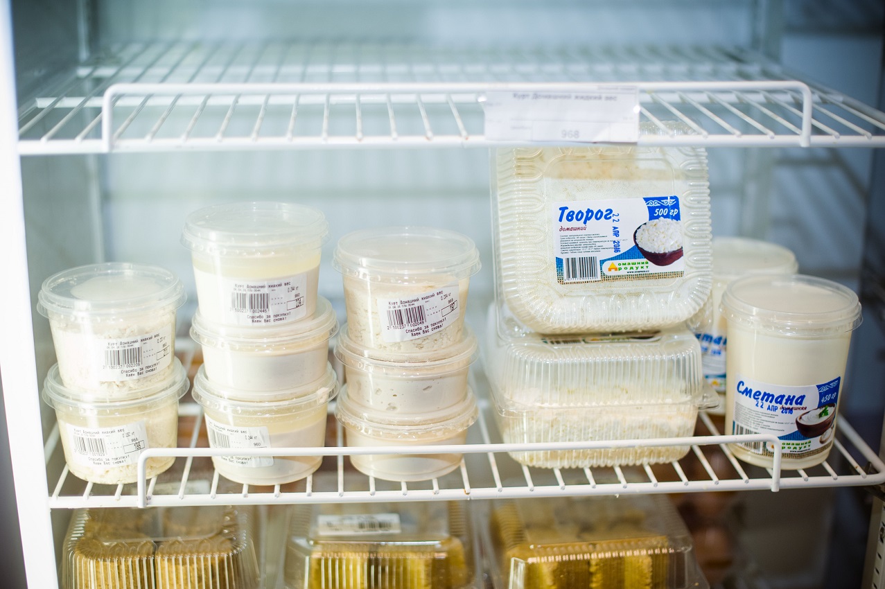 Творог в холодильнике. Хранение молочной продукции. Хранение кисломолочных продуктов. Хранение молочной продукции на складе. Хранение творога в холодильнике.