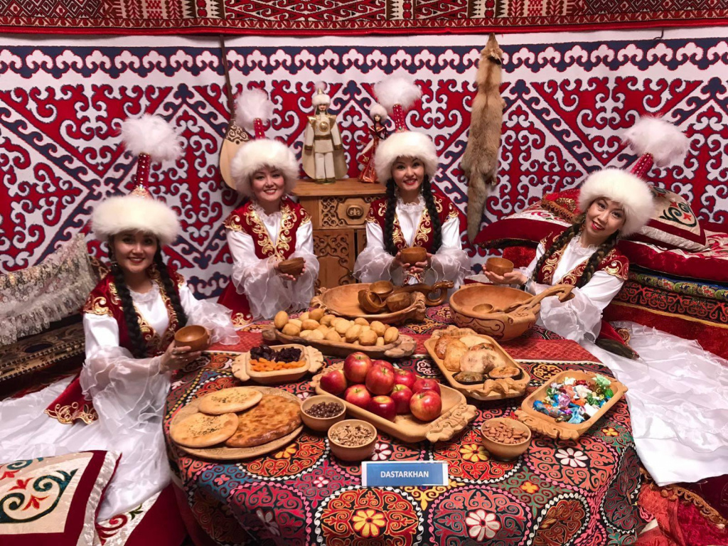Наурыз начало года. Наурыз в Казахстане. Праздник Наурыз в Казахстане. Фото праздника Наурыз в Казахстане. Казахское застолье.