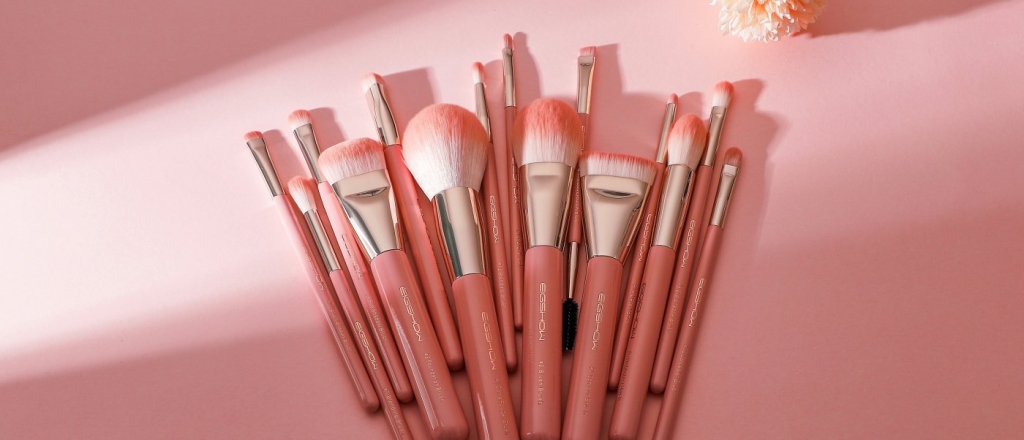 ot-rare-beauty-do-charlotte-tilbury-10-trendovyh-brendov-kosmetiki