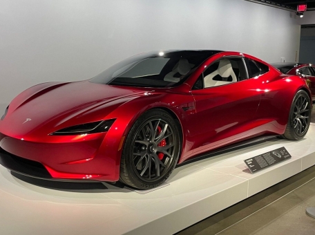 tesla-roadster-budet-razgonyat-sya-do-sotni-menee-chem-za-sekundu
