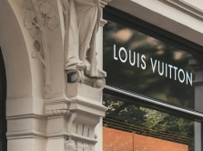 louis-vuitton-otkryl-magazin-v-forme-ogromnogo-laynera-v-shanhae