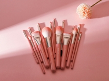 ot-rare-beauty-do-charlotte-tilbury-10-trendovyh-brendov-kosmetiki
