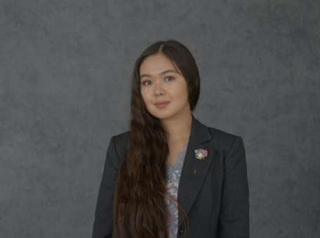 ayauzhan-kamataeva-o-svoem-puti-v-nauke-ot-shkol-nyh-issledovaniy-do-phd-po-pravam-cheloveka