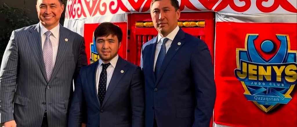kazahstanskie-dzyudoisty-podarili-nacional-nuyu-yurtu-posol-stvu-strany-vo-francii
