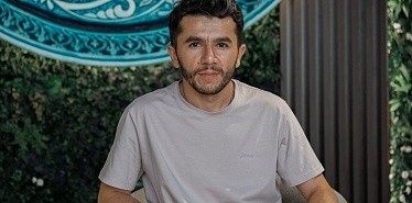 «Юмор должен нести пользу», — Хабибджон Бахриддинов о работе в университете, пути в StandUp и личной миссии